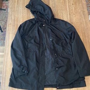 Black rain jacket with pockets, adjustable waist, adjustable hood